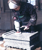 真壁石の手磨き加工